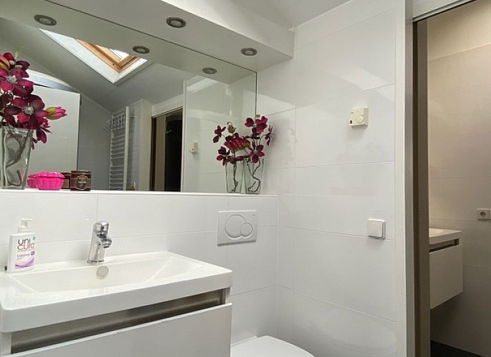 Spacious garden and terrace of Stappeland - Huize 100-1, vacation home in De Koog, Texel, with beautiful views.