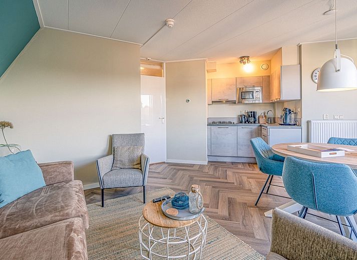 Stylish seating area in Apartment Zeedistel 22, De Koog, Texel with comfortable furniture and views of the surroundings.