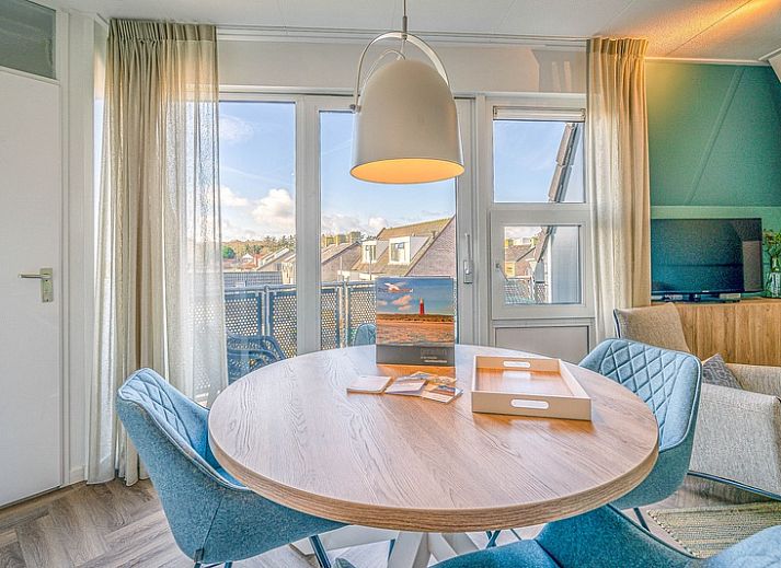Stylish seating area in Apartment Zeedistel 22, De Koog, Texel with comfortable furniture and views of the surroundings.