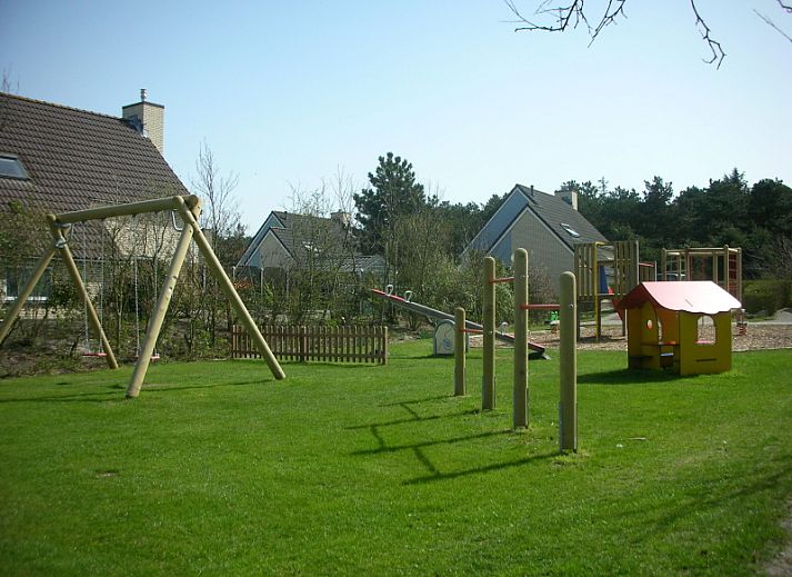 Villapark Honeysuckle - Holiday home Honeysuckle 53 in De Koog, Texel with sunny garden and green surroundings.