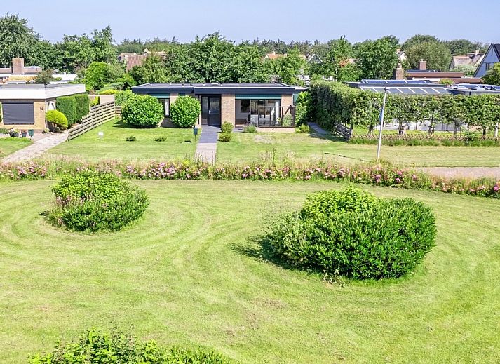 Orchismient 14 vacation home in De Koog Texel overlooking green garden and surrounding nature.