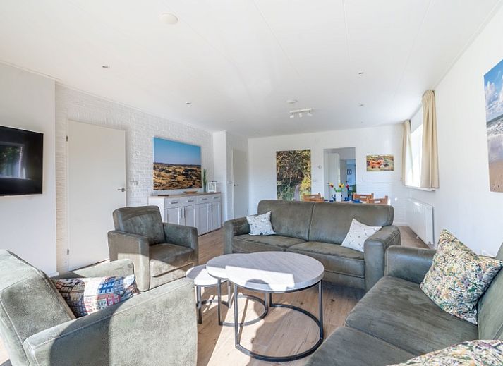 Orchismient 14 vacation home in De Koog Texel overlooking green garden and surrounding nature.