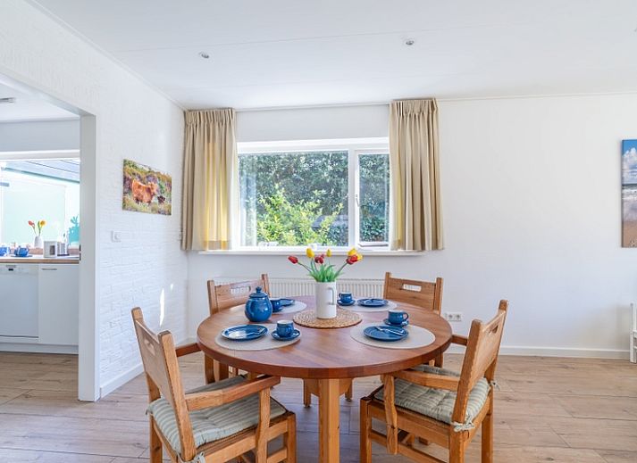 Orchismient 14 vacation home in De Koog Texel overlooking green garden and surrounding nature.