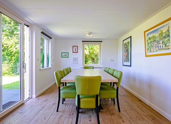 Spacious living room in Orchismient 14 vacation home De Koog Texel with comfortable seating and lots of light.