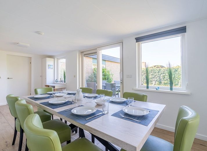 Spacious living room in Orchismient 14 vacation home De Koog Texel with comfortable seating and lots of light.