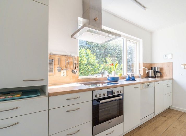 Spacious living room in Orchismient 14 vacation home De Koog Texel with comfortable seating and lots of light.