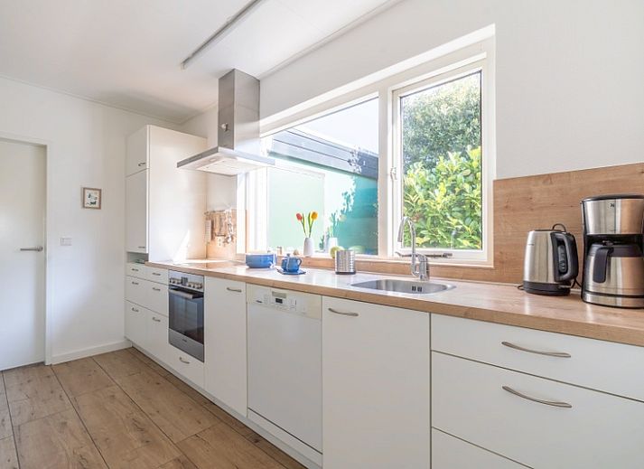 Spacious living room in Orchismient 14 vacation home De Koog Texel with comfortable seating and lots of light.