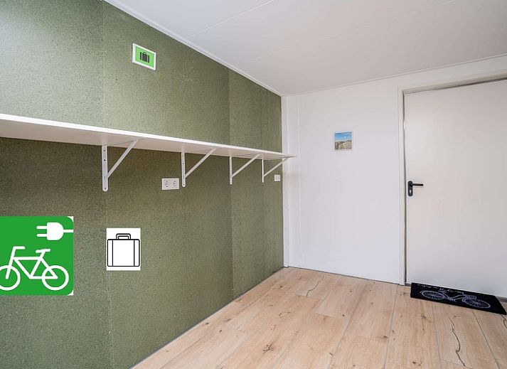 Spacious living room in Orchismient 14 vacation home De Koog Texel with comfortable seating and lots of light.