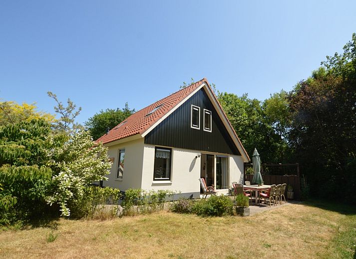 Vacation home 7K in De Koog, Texel with sunny garden and terrace, ideal for relaxing stays on the Wadden Islands.