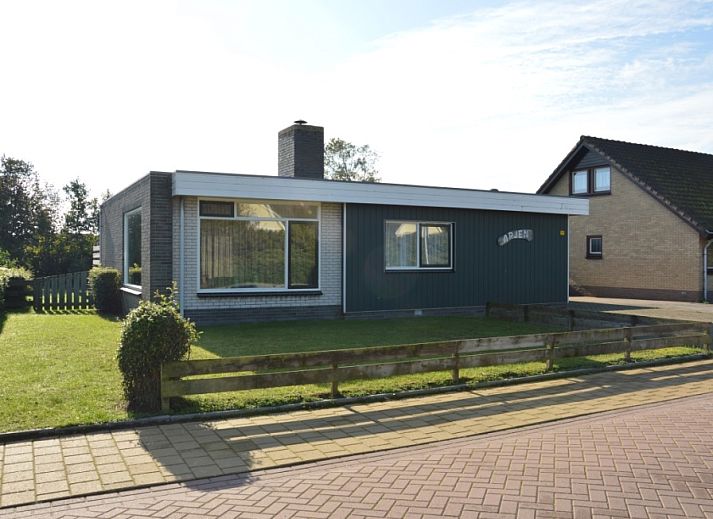 Epelaan 19 vacation home in De Koog, Texel, with spacious front garden and modern look.