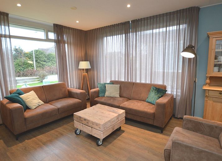 Epelaan 19 vacation home in De Koog, Texel, with spacious front garden and modern look.