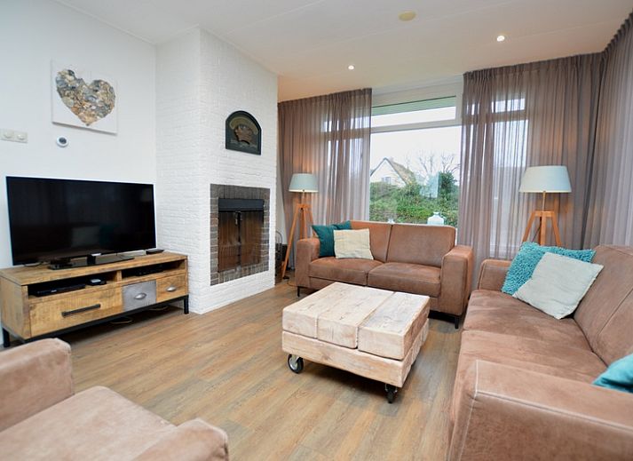 Epelaan 19 vacation home in De Koog, Texel, with spacious front garden and modern look.