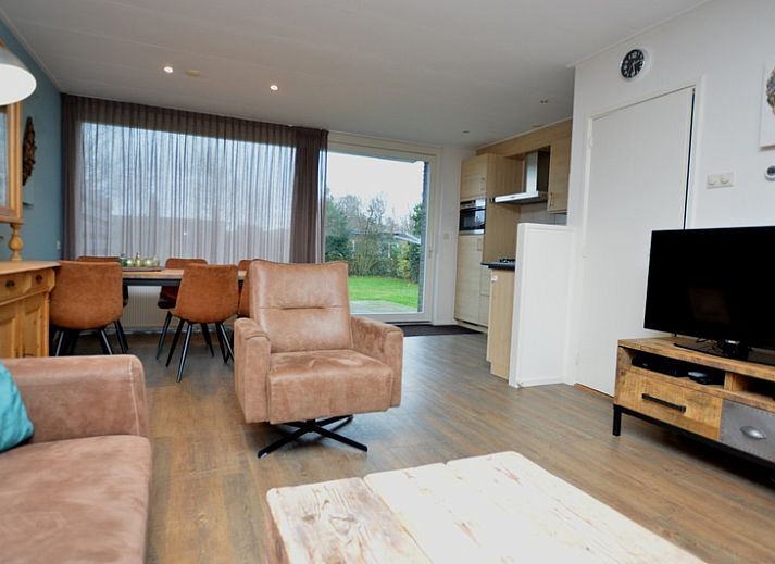 Epelaan 19 vacation home in De Koog, Texel, with spacious front garden and modern look.