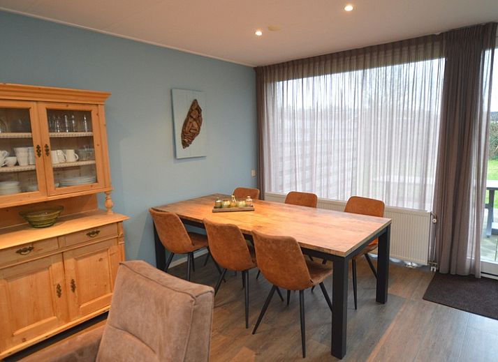 Epelaan 19 vacation home in De Koog, Texel, with spacious front garden and modern look.