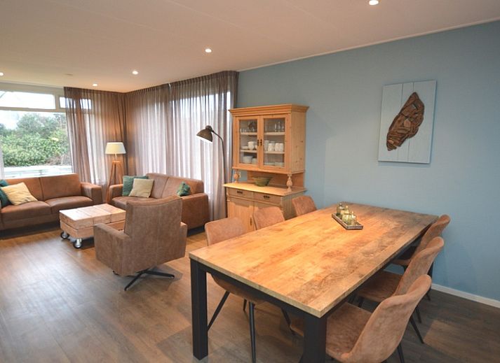 Cozy sitting area in Epelaan 19 vacation home, De Koog, Texel, with comfortable sofas.