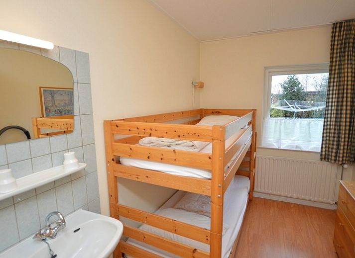 Cozy sitting area in Epelaan 19 vacation home, De Koog, Texel, with comfortable sofas.