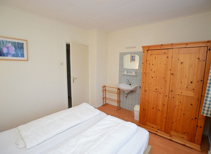 Epelaan 19 in De Koog, Texel, offers a cozy living room with a fireplace.