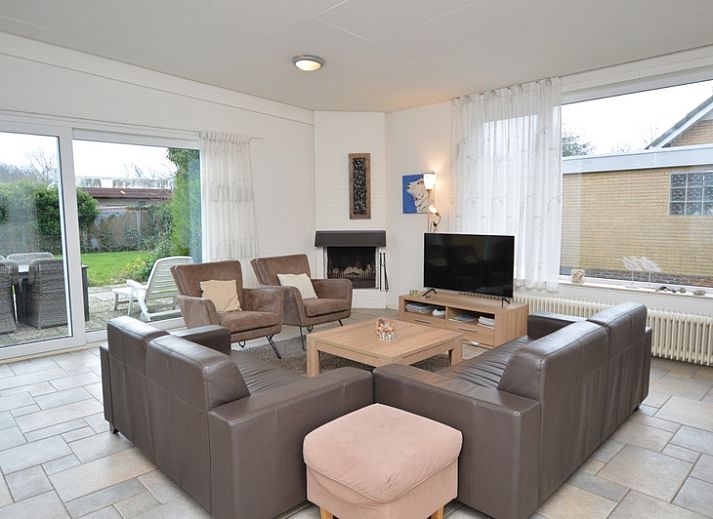 Epelaan 31 in De Koog, Texel offers a charming vacation home with an inviting terrace and green garden surroundings.