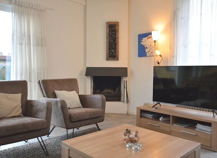 Epelaan 31 in De Koog, Texel offers a charming vacation home with an inviting terrace and green garden surroundings.