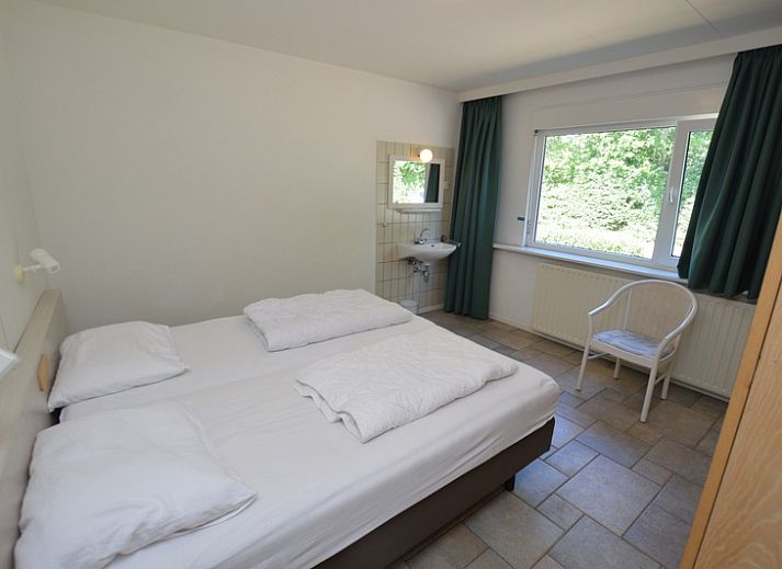 Comfortable sitting area with fireplace in Epelaan 31, vacation home in De Koog, Texel, ideal for relaxation.