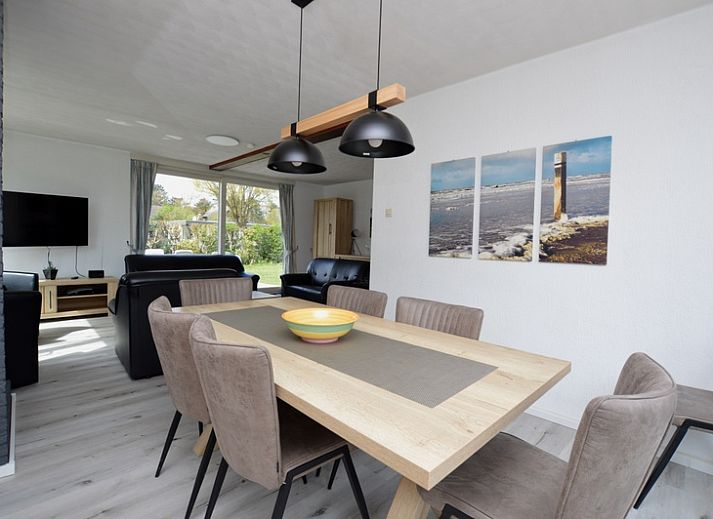 Ruime woonkamer in Orchismient 33 vakantiehuis De Koog Texel met uitzicht op tuin.