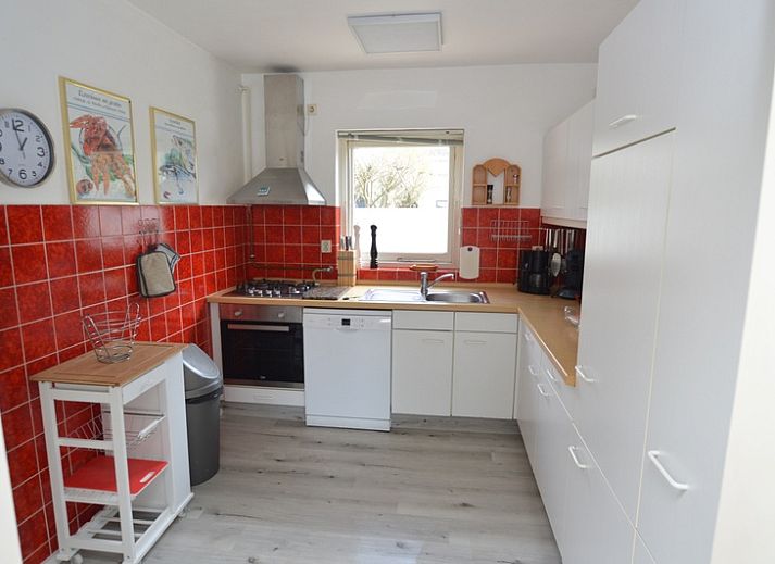 Ruime woonkamer in Orchismient 33 vakantiehuis De Koog Texel met uitzicht op tuin.