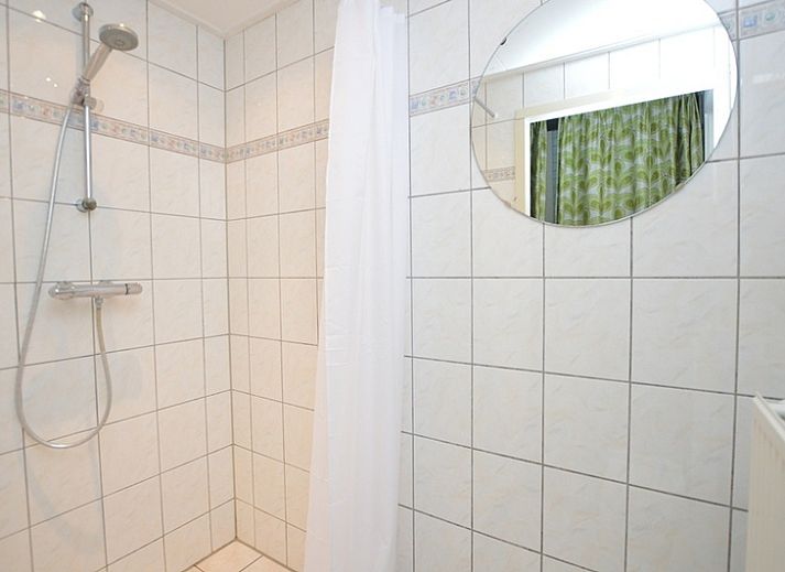 Comfortabele zithoek in Orchismient 33 vakantiehuis De Koog Texel met veel lichtinval.