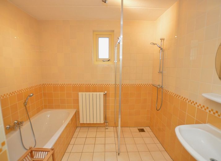 Cozy living room of Holiday Home 7K in De Koog, Texel with comfortable sofas and modern amenities.