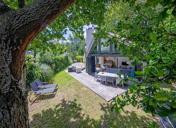 Park Duynzoom - Villa Duynzoom in De Koog, Texel, modern vacation home with spacious terrace and green garden.