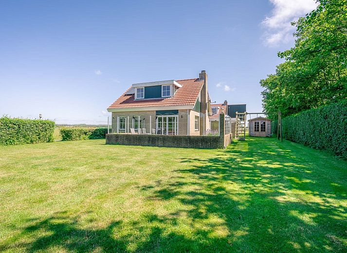Maaikeduinweg 13 vacation home in De Koog, Texel with spacious garden and terrace, ideal for a relaxing stay on the Wadden Islands.