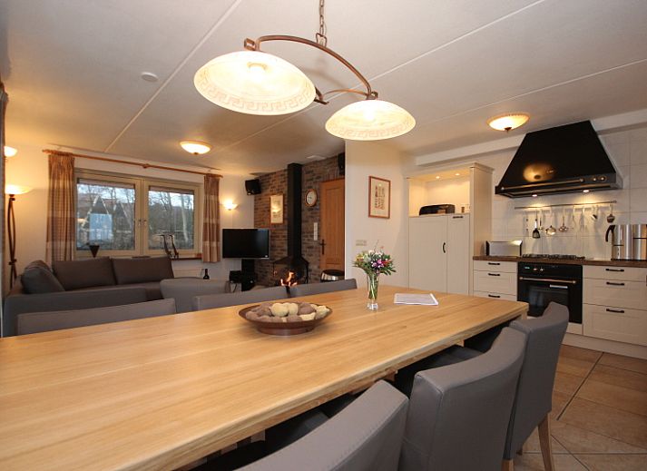 Villa in De Koog, Texel, met rieten dak en ruime veranda voor een ontspannen verblijf op de Waddeneilanden.