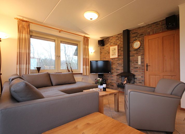 Villa in De Koog, Texel, met rieten dak en ruime veranda voor een ontspannen verblijf op de Waddeneilanden.