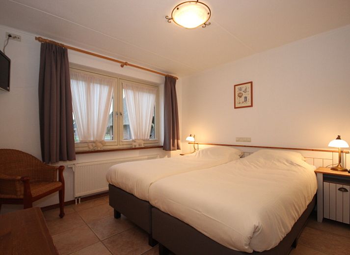 Villa in De Koog, Texel, met rieten dak en ruime veranda voor een ontspannen verblijf op de Waddeneilanden.