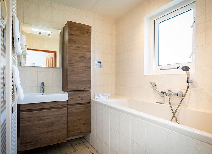 Moderne keuken en eetruimte in Villa, De Koog, Texel, ideaal voor gezellig samenzijn op de Waddeneilanden.