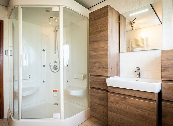 Moderne keuken en eetruimte in Villa, De Koog, Texel, ideaal voor gezellig samenzijn op de Waddeneilanden.