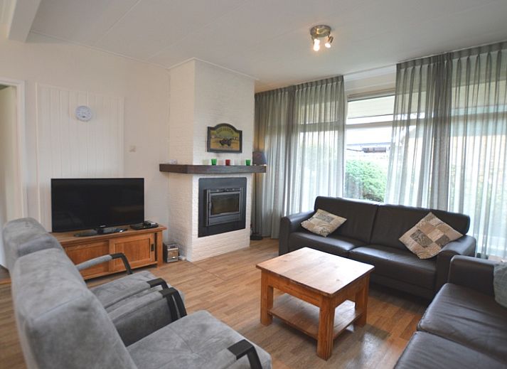 Charming vacation home Orchismient 27 in De Koog, Texel, with green garden and inviting facade.