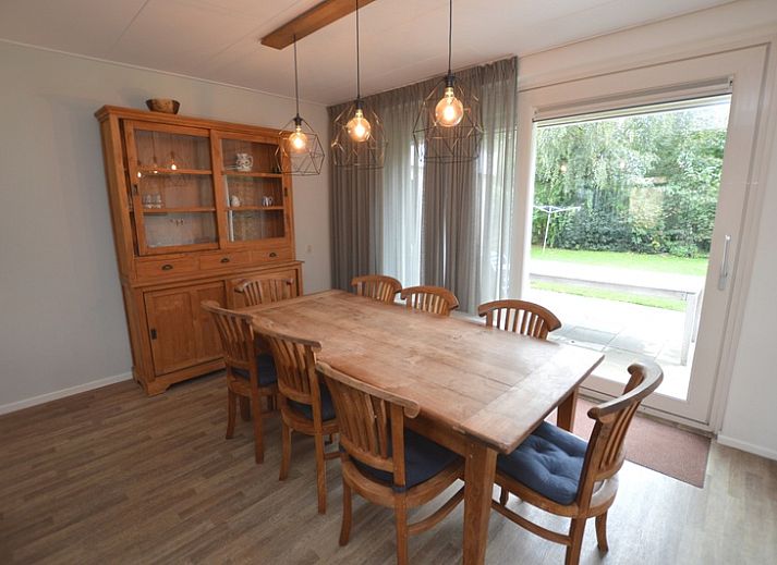 Charming vacation home Orchismient 27 in De Koog, Texel, with green garden and inviting facade.