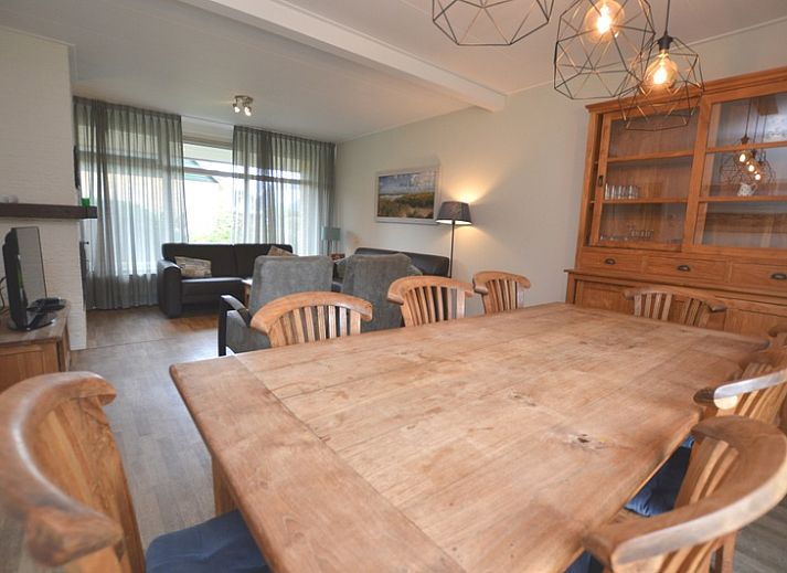 Charming vacation home Orchismient 27 in De Koog, Texel, with green garden and inviting facade.