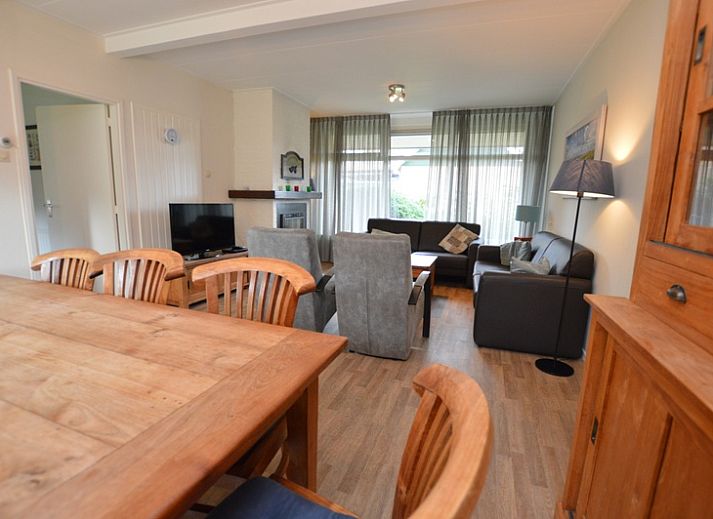 Cozy living room in Orchismient 27, De Koog, Texel, with comfortable sofas and lots of light.