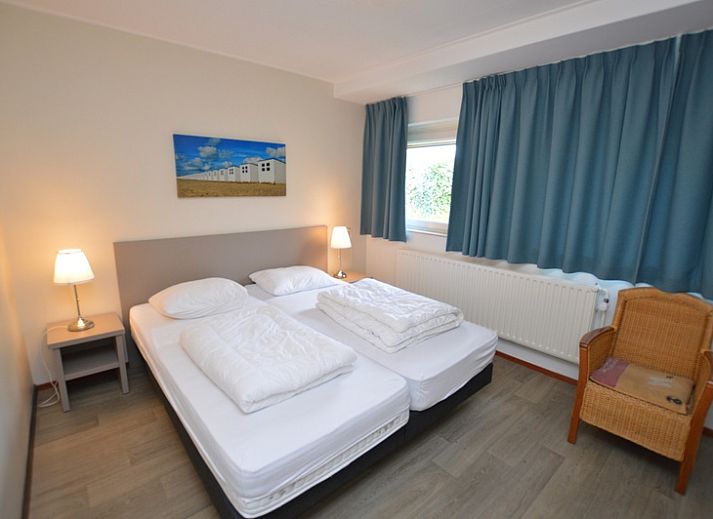 Cozy living room in Orchismient 27, De Koog, Texel, with comfortable sofas and lots of light.