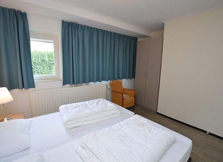 Cozy living room in Orchismient 27, De Koog, Texel, with comfortable sofas and lots of light.