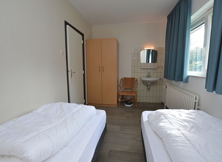 Cozy sitting area with fireplace in vacation home Orchismient 27, De Koog, Texel.