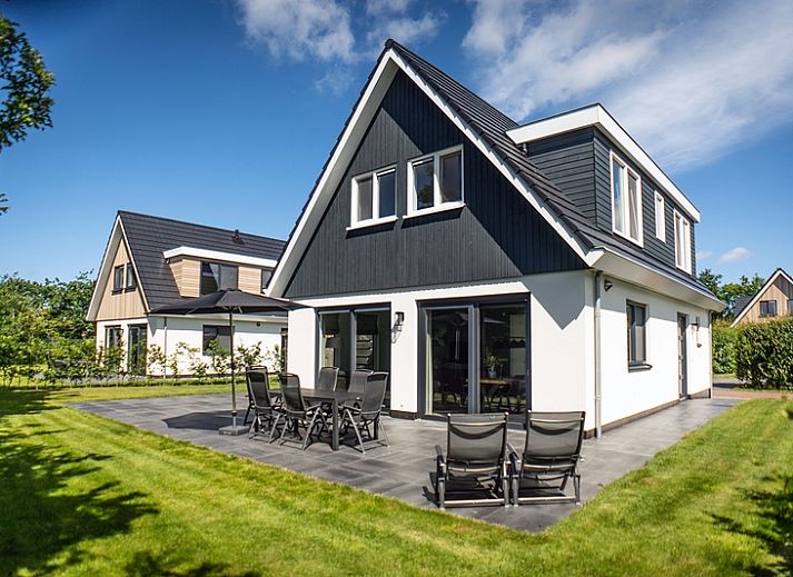 Stylish kitchen in Villa 39, De Koog, Texel. Luxury vacation home with modern amenities on the Wadden Islands.