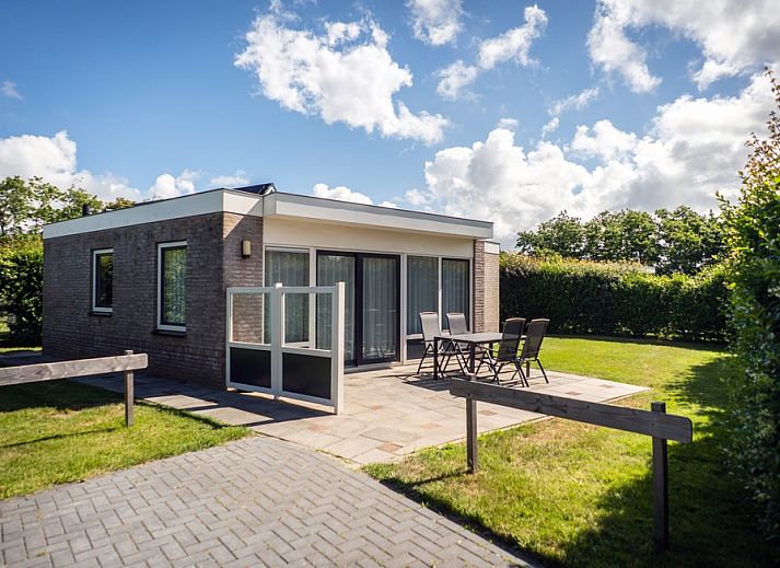 Bungalow 15a in De Koog, Texel met zonnig terras en tuin op de Waddeneilanden.