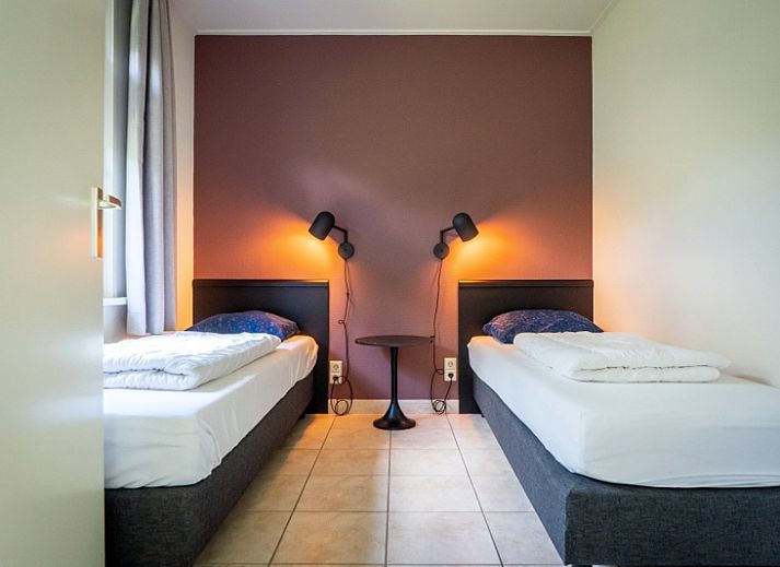 Stijlvolle woonkamer in Bungalow 15a, De Koog, Texel met comfortabele zitruimte.