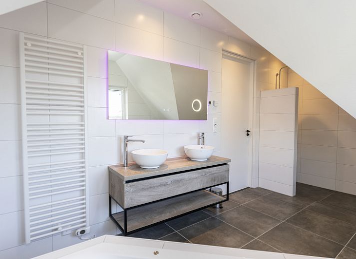 Bright living room in Villa 37a, De Koog, Texel, vacation home with comfortable seating area and views of nature.