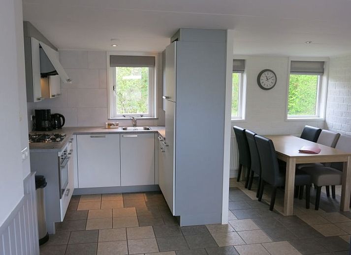 Modern bathroom in Bungalow 25, De Koog, Texel, with bathtub and natural light.