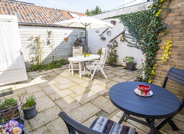 Cozy living room in Bungalow 9708, De Koog Texel, with comfortable sofa and decorative details.
