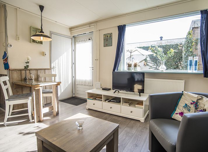 Cozy living room in Bungalow 9708, De Koog Texel, with comfortable sofa and decorative details.