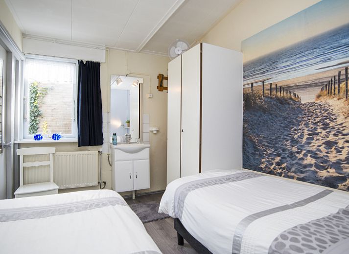 Cozy living room in Bungalow 9708, De Koog Texel, with comfortable sofa and decorative details.